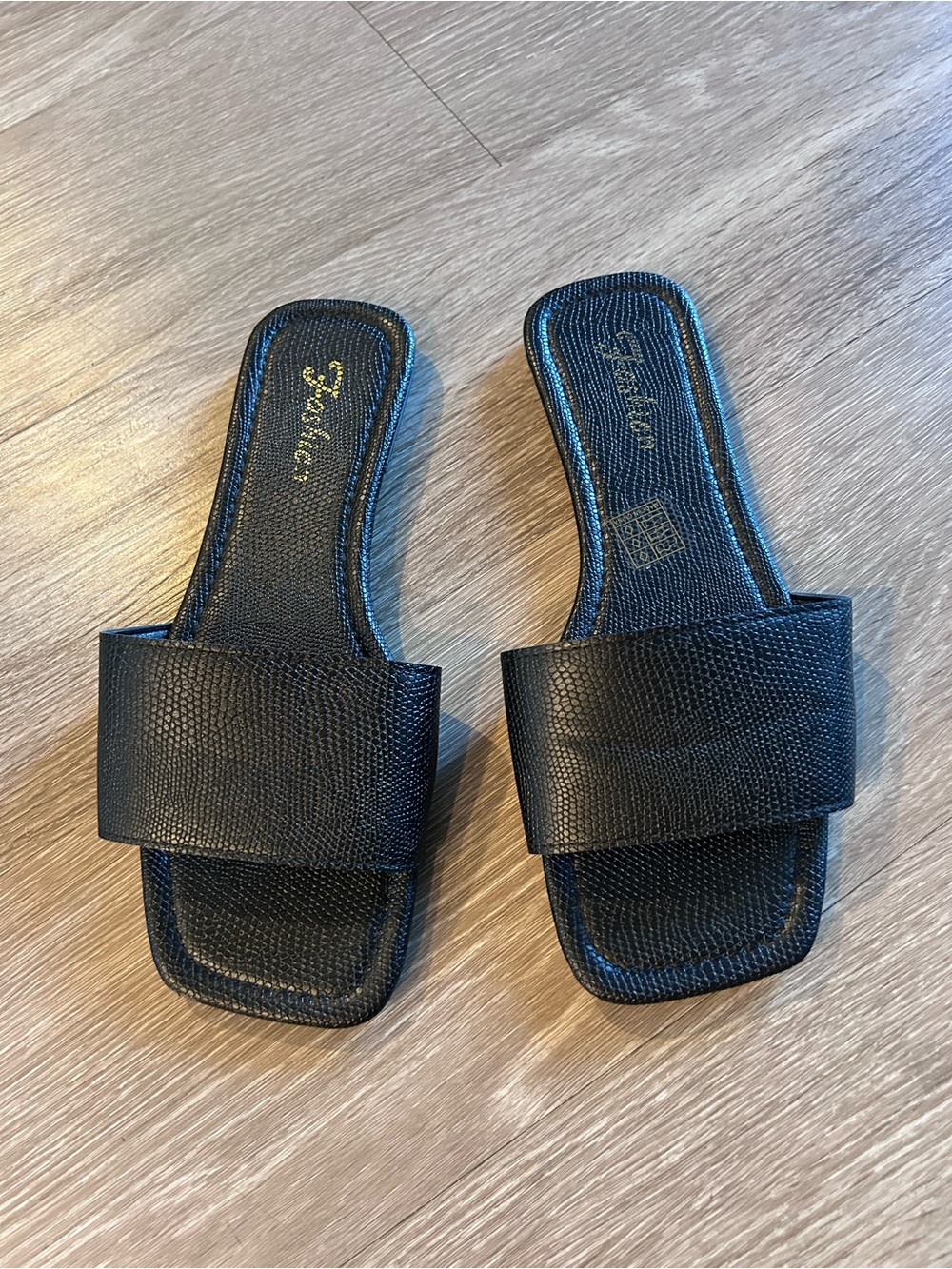Textured Faux Leather Wide Strap Slip-On Slide Sandals Black - size 40/US 8